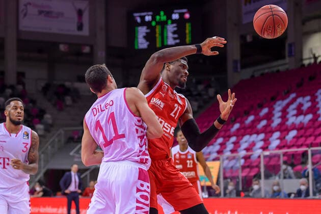 easyCredit BBL, Telekom Baskets Bonn vs. Brose Bamberg, 13.03.2021 Shevon Thompson (Brose Bamberg, 27, rechts) im Zweikampf mit Anthony DiLeo (Telekom Baskets Bonn, 11), easyCredit BBL, Telekom Baskets Bonn vs. Brose Bamberg am 13.03.2021 im Telekom Dome, Bonn (Nordrhein-Westfalen) Copyright: xBEAUTIFULxSPORTS Mueller-Laschetx