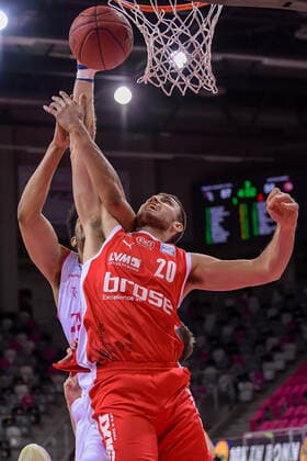 easyCredit BBL, Telekom Baskets Bonn vs. Brose Bamberg, 13.03.2021 Chase Fieler (Brose Bamberg, 20) setzt sich im Zweikampf am Korb durch, easyCredit BBL, Telekom Baskets Bonn vs. Brose Bamberg am 13.03.2021 im Telekom Dome, Bonn (Nordrhein-Westfalen) Copyright: xBEAUTIFULxSPORTS Mueller-Laschetx