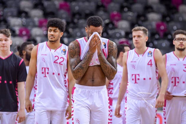 easyCredit BBL, Telekom Baskets Bonn vs. Brose Bamberg, 13.03.2021 Enttäuschung bei James Thompson IV (Telekom Baskets Bonn, 3) nach der Niederlage gegen Bamberg, easyCredit BBL, Telekom Baskets Bonn vs. Brose Bamberg am 13.03.2021 im Telekom Dome, Bonn (Nordrhein-Westfalen) Copyright: xBEAUTIFULxSPORTS Mueller-Laschetx