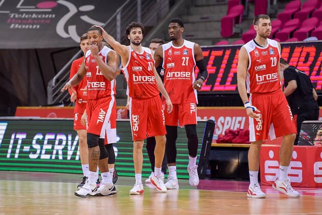 easyCredit BBL, Telekom Baskets Bonn vs. Brose Bamberg, 13.03.2021 Jubel von Bamberg nach dem 82:86 Sieg über Bonn, easyCredit BBL, Telekom Baskets Bonn vs. Brose Bamberg am 13.03.2021 im Telekom Dome, Bonn (Nordrhein-Westfalen) Copyright: xBEAUTIFULxSPORTS Mueller-Laschetx