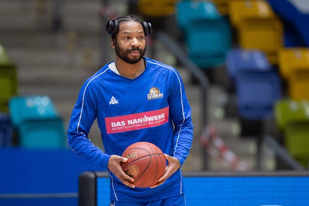 Fraport Skyliners - JobStairs Giessen 46ers, easyCredit BBL Quantez Robertson (Fraport Skyliners, 23). Basketball-Spiel der easyCredit BBL zwischen den Fraport Skyliners und den JobStairs Giessen 46ers am 13. Maerz 2021 in der Fraport-Arena in Frankfurt am Main., Frankfurt am Main Hessen Deutschland Fraport-Arena