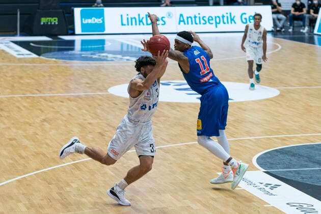 easyCredit Basketball Bundesliga, Hamburg, 13.03.2021 easyCredit Basketball Bundesliga, Hamburg Towers vs. SYNTAINICS MBC, Max DiLeo ( 3 Hamburg Towers) gegen Kyndahl Hill ( 11 SYNTAINICS MBC) Copyright: xBEAUTIFULxSPORTS Mohwinkelx