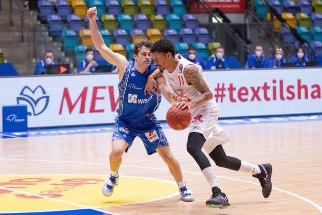 Fraport Skyliners - JobStairs Giessen 46ers, easyCredit BBL Diante Maurice Garret (Giessen, 11) versucht Joe Rahon (Fraport Skyliners, 18) zu umspielen. Basketball-Spiel der easyCredit BBL zwischen den Fraport Skyliners und den JobStairs Giessen 46ers am 13. Maerz 2021 in der Fraport-Arena in Frankfurt am Main., Frankfurt am Main Hessen Deutschland Fraport-Arena