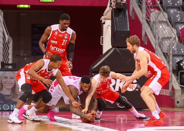 James Thompson (TB Bonn 3) und Bennet Hundt (Brose Bamberg 33), Telekom Baskets Bonn vs. Brose Bamberg, Basketball, 1. Easy Credit- Bundesliga, 23. Spieltag, 13.03.2021, Telekom Baskets Bonn vs. Brose Bamberg, Basketball, 1. Easy Credit- Bundesliga, 23. Spieltag, 13.03.2021 Bonn Copyright: xJoergxNiebergall Eibner-Pressefox EP_JNL