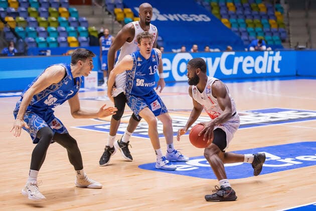 Fraport Skyliners - JobStairs Giessen 46ers, easyCredit BBL Jonathan Stark (Giessen, 1, rechts) versucht Bruno Vrcic (Fraport Skyliners, 7, links) und Joe Rahon (Fraport Skyliners, 18) zu umspielen. Im Hintergrund Brandon Bowman (Giessen, 15). Basketball-Spiel der easyCredit BBL zwischen den Fraport Skyliners und den JobStairs Giessen 46ers am 13. Maerz 2021 in der Fraport-Arena in Frankfurt am Main., Frankfurt am Main Hessen Deutschland Fraport-Arena