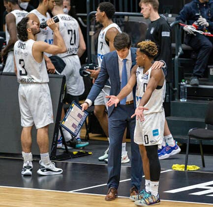 Head Coach Pedro Calles (Towers) im Gespräch mit TJ Shorts (Towers) 13.03.21, Hamburg-Wilhelmsburg, easy Credit BBL, Basketball Bundesliga, Saison 2020 2021, 23. Spieltag Â