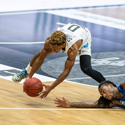 Sport Bilder des Tages TJ Shorts (Towers), Anthony Barber (MBC) 13.03.21, Hamburg-Wilhelmsburg, easy Credit BBL, Basketball Bundesliga, Saison 2020 2021, 23. Spieltag Â