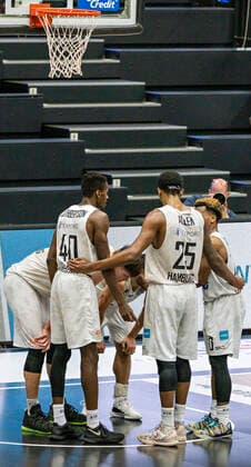 Towers Spielerkreis: Maik Kotsar (Towers), Max DiLeo (Towers), TJ Shorts (Towers), Terry Allen (Towers), Zac Cuthbertson (Towers) 13.03.21, Hamburg-Wilhelmsburg, easy Credit BBL, Basketball Bundesliga, Saison 2020 2021, 23. Spieltag Â
