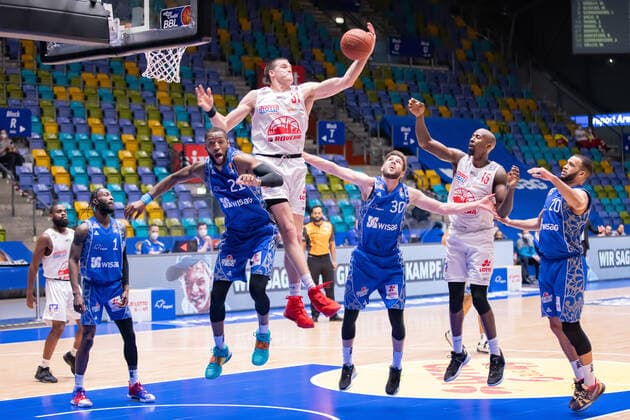 Fraport Skyliners - JobStairs Giessen 46ers, easyCredit BBL Rebound von Scottie James Jr. (Giessen, 31) gegen Kamari Murphy (Fraport Skyliners, 21). Rechts beobachten Jon Axel Gudmundsson (Fraport Skyliners, 30), Brandon Bowman (Giessen, 15) und Rasheed Moore (Fraport Skyliners, 20) die Szene. Links im Hintergrund Jonathan Stark (Giessen, 1) und Matt Mobley (Fraport Skyliners, 1). Basketball-Spiel der easyCredit BBL zwischen den Fraport Skyliners und den JobStairs Giessen 46ers am 13. Maerz 2021 in der Fraport-Arena in Frankfurt am Main., Frankfurt am Main Hessen Deutschland Fraport-Arena