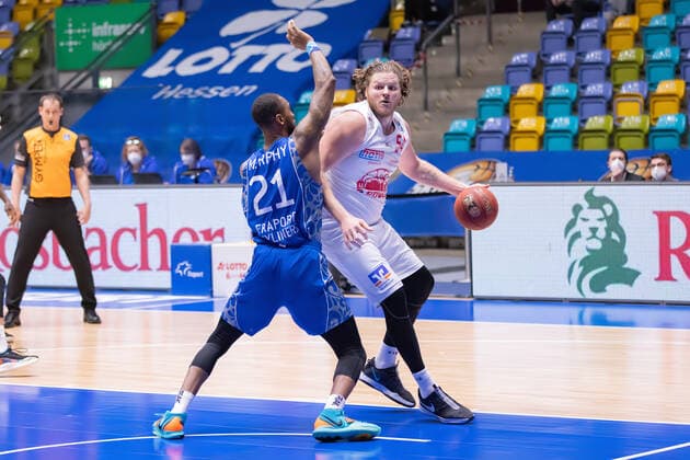 Fraport Skyliners - JobStairs Giessen 46ers, easyCredit BBL John Bryant (Giessen, 54) gegen Kamari Murphy (Fraport Skyliners, 21). Basketball-Spiel der easyCredit BBL zwischen den Fraport Skyliners und den JobStairs Giessen 46ers am 13. Maerz 2021 in der Fraport-Arena in Frankfurt am Main., Frankfurt am Main Hessen Deutschland Fraport-Arena