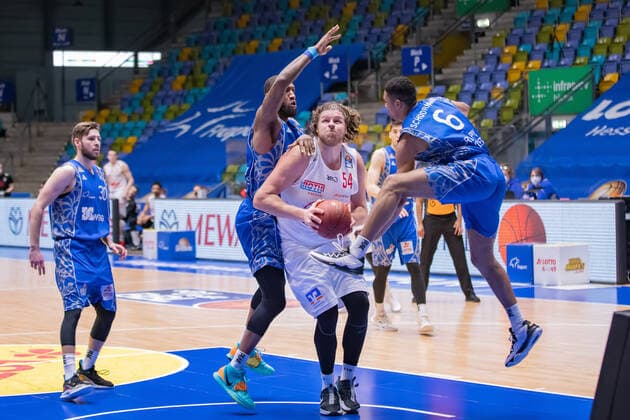 Fraport Skyliners - JobStairs Giessen 46ers, easyCredit BBL John Bryant (Giessen, 54) wird von Matt Mobley (Fraport Skyliners, 1) und Len Adam Schoormann (Fraport Skyliners, 6) am Wurf gehindert. Links beobachtet Jon Axel Gudmundsson (Fraport Skyliners, 30). Basketball-Spiel der easyCredit BBL zwischen den Fraport Skyliners und den JobStairs Giessen 46ers am 13. Maerz 2021 in der Fraport-Arena in Frankfurt am Main., Frankfurt am Main Hessen Deutschland Fraport-Arena