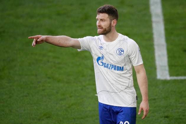 13.03.2021, Volkswagen Arena, Wolfsburg, Ligaspiel, 1. Bundesliga, VfL Wolfsburg vs FC Schalke 04, im Bild Shkodran Mustafi (30, Schalke) gibt Zeichen DFL regulations prohibit any use of photographs as image sequences and or quasi-video. VfL Wolfsburg vs FC Schalke 04 *** 13 03 2021, Volkswagen Arena, Wolfsburg, Ligaspiel, 1 Bundesliga, VfL Wolfsburg vs FC Schalke 04, in picture Shkodran Mustafi 30, Schalke gives sign DFL regulations prohibit any use of photographs as image sequences and or quasi video VfL Wolfsburg vs FC Schalke 04