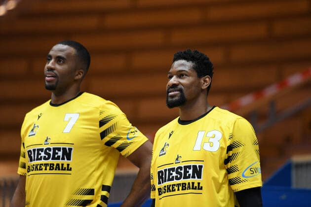 Yorman Polas Bartolo (MHP Riesen Ludwigsburg) und Jamel McLean (MHP Riesen Ludwigsburg) vor dem Spiel, GER, HAKRO Merlins Crailsheim vs. MHP Riesen Ludwigsburg, 14.03.2021, 23. Spieltag easycredit Basketball Bundesliga, Spielzeit 2020 2021. GER, HAKRO Merlins Crailsheim vs. MHP Riesen Ludwigsburg, 14.03.2021, 23. Spieltag easycredit Basketball Bundesliga, Spielzeit 2020 2021 Crailsheim Copyright: xEibnerxPressefoto MichaelxMemmlerx EP_MMR