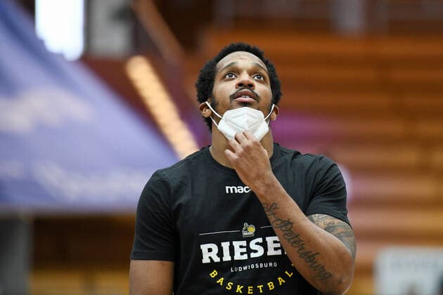 Barry Brown Jr. (MHP Riesen Ludwigsburg) vor dem Spiel, GER, HAKRO Merlins Crailsheim vs. MHP Riesen Ludwigsburg, 14.03.2021, 23. Spieltag easycredit Basketball Bundesliga, Spielzeit 2020 2021. GER, HAKRO Merlins Crailsheim vs. MHP Riesen Ludwigsburg, 14.03.2021, 23. Spieltag easycredit Basketball Bundesliga, Spielzeit 2020 2021 Crailsheim Copyright: xEibnerxPressefoto MichaelxMemmlerx EP_MMR