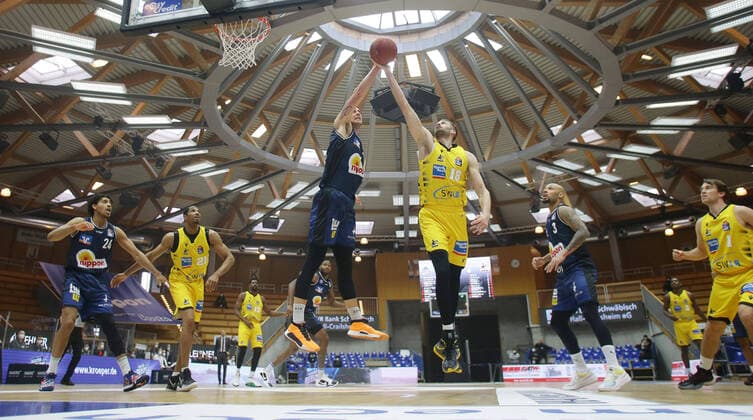 Bilder des Jahres 2021, Sport 03 März Sport Themen der Woche KW10 Sport Bilder des Tages Ludwigsburg , Basketball easyCredit BBL Bundesliga , HAKRO Merlins Crailsheim vs. MHP Riesen Ludwigsburg , von links: Bogdan Radosavljevic ( Merlins ) Jonas Wohlfarth-Bottermann ( Riesen ) *** Ludwigsburg , Basketball easyCredit BBL Bundesliga , HAKRO Merlins Crailsheim vs MHP Riesen Ludwigsburg , from left Bogdan Radosavljevic Merlins Jonas Wohlfarth Bottermann Riesen