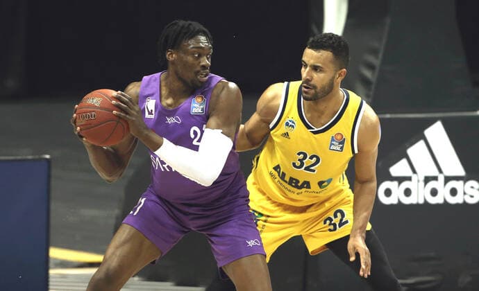 Tai Odiase, Johannes Thiemann Aktion Spielszene Zweikampf Basketball BBL Bundesliga Herren Saison 2020 2021 14.03.2021 ALBA Berlin vs. BG Göttingen