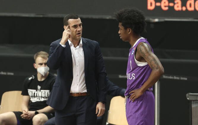 Trainer Roel Moors redend zeigend, Deishuan Booker Basketball BBL Bundesliga Herren Saison 2020 2021 14.03.2021 ALBA Berlin vs. BG Göttingen
