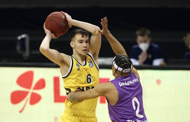 Malte Delow, Nelson Weidemann Aktion Spielszene Zweikampf Basketball BBL Bundesliga Herren Saison 2020 2021 14.03.2021 ALBA Berlin vs. BG Göttingen