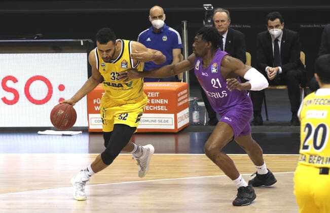 Johannes Thiemann, Tai Odiase Aktion Spielszene Zweikampf Basketball BBL Bundesliga Herren Saison 2020 2021 14.03.2021 ALBA Berlin vs. BG Göttingen
