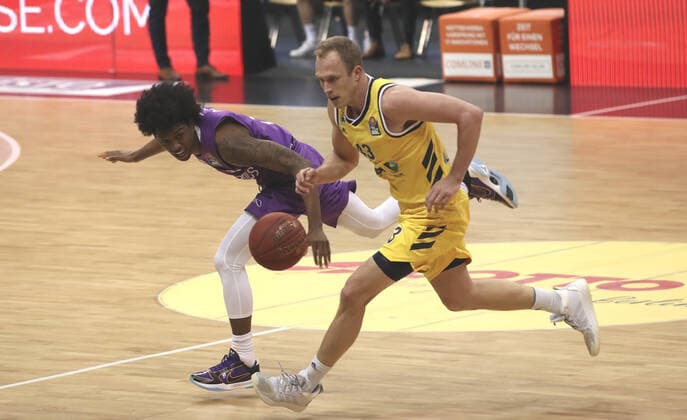 Deishuan Booker, Luke Sikma Aktion Spielszene Zweikampf Basketball BBL Bundesliga Herren Saison 2020 2021 14.03.2021 ALBA Berlin vs. BG Göttingen