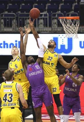 Niels Giffey, Tai Odiase, Johannes Thiemann Aktion Spielszene Zweikampf Basketball BBL Bundesliga Herren Saison 2020 2021 14.03.2021 ALBA Berlin vs. BG Göttingen