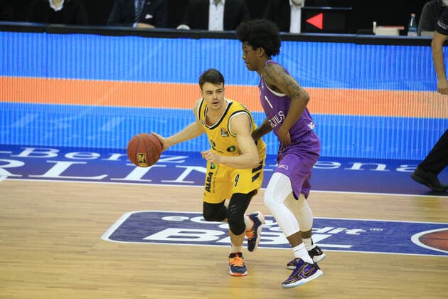 DEU, GER, 1.BBL, ALBA vs. BG Goettingen, 14.03.2021, Mercedes-Benz-Arena, Berlin, DEU, GER, 1.BBL, ALBA vs. BG Goettingen, im Bild Jonas Mattisseck (ALBA Berlin 9), Deishuan Booker (Goettingen 1)