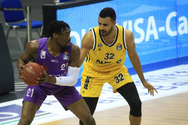 DEU, GER, 1.BBL, ALBA vs. BG Goettingen, 14.03.2021, Mercedes-Benz-Arena, Berlin, DEU, GER, 1.BBL, ALBA vs. BG Goettingen, im Bild Johannes Thiemann (ALBA Berlin 32), Tai Odiase (Goettingen 21)