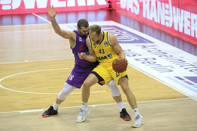 DEU, GER, 1.BBL, ALBA vs. BG Goettingen, 14.03.2021, Mercedes-Benz-Arena, Berlin, DEU, GER, 1.BBL, ALBA vs. BG Goettingen, im Bild Luke Sikma (ALBA Berlin 43), Harper Kamp (Goettingen 18)