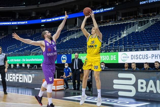 Basketball Berlin 14.03.2021 Saison 2020 2021 1. Bundesliga easyCredit BBL Alba Berlin - BG Göttingen Simone Fontecchio (Alba Berlin, No.20) Harper Kamp (Göttingen, No.18)