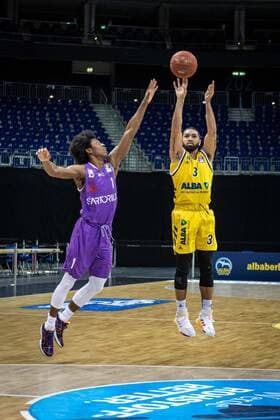 Basketball Berlin 14.03.2021 Saison 2020 2021 1. Bundesliga easyCredit BBL Alba Berlin - BG Göttingen Peyton Siva (Alba Berlin, No.03) Deishuan Booker (Göttingen, No.01)