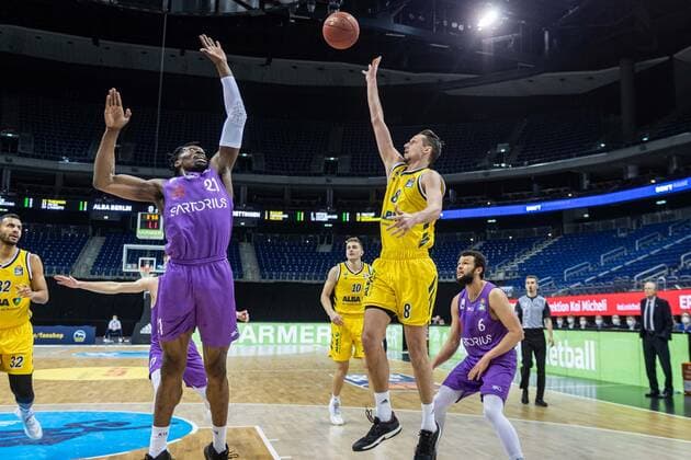 Basketball Berlin 14.03.2021 Saison 2020 2021 1. Bundesliga easyCredit BBL Alba Berlin - BG Göttingen Marcus Eriksson (Alba Berlin, No.08) Tai Odiase (Göttingen, No.21)
