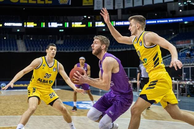 Basketball Berlin 14.03.2021 Saison 2020 2021 1. Bundesliga easyCredit BBL Alba Berlin - BG Göttingen Mathis Mönninghoff (Göttingen, No.17) Tim Schneider (Alba Berlin, No.10) Simone Fontecchio (Alba Berlin, No.20)