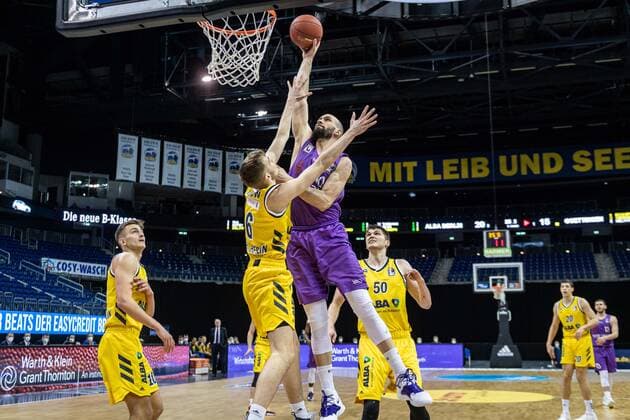 Basketball Berlin 14.03.2021 Saison 2020 2021 1. Bundesliga easyCredit BBL Alba Berlin - BG Göttingen Dennis Kramer (Göttingen, No.10) Malte Delow (Alba Berlin, No.06)