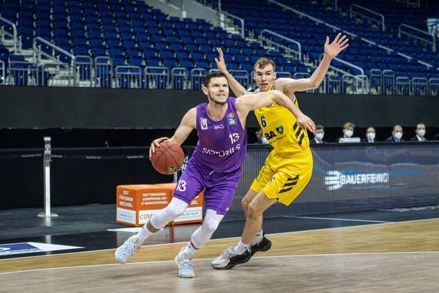 Basketball Berlin 14.03.2021 Saison 2020 2021 1. Bundesliga easyCredit BBL Alba Berlin - BG Göttingen Rihards Lomazs (Göttingen, No.13) Malte Delow (Alba Berlin, No.06)