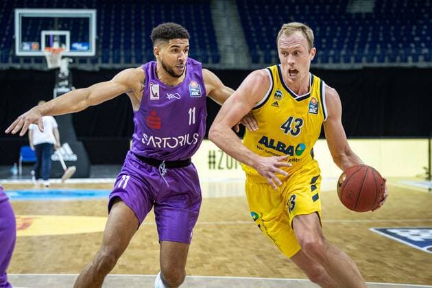 Basketball Berlin 14.03.2021 Saison 2020 2021 1. Bundesliga easyCredit BBL Alba Berlin - BG Göttingen Luke Sikma (Alba Berlin, No.43) Marvin Omuvwie (Göttingen, No.11)