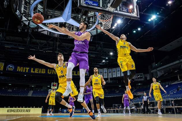 Basketball Berlin 14.03.2021 Saison 2020 2021 1. Bundesliga easyCredit BBL Alba Berlin - BG Göttingen Rihards Lomazs (Göttingen, No.13) Niels Giffey (Alba Berlin, No.05) Jonas Mattisseck (Alba Berlin, No.09)