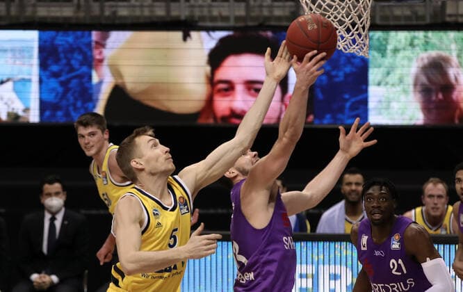 Niels Giffey, Rihards Lomazs Aktion Spielszene Zweikampf Basketball BBL Bundesliga Herren Saison 2020 2021 14.03.2021 ALBA Berlin vs. BG Göttingen