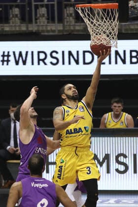 Rihards Lomazs, Peyton Siva Aktion Spielszene Zweikampf Basketball BBL Bundesliga Herren Saison 2020 2021 14.03.2021 ALBA Berlin vs. BG Göttingen