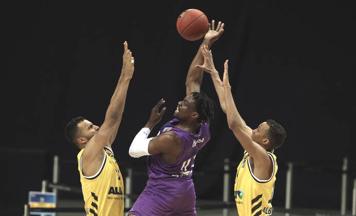 Sport Bilder des Tages Johannes Thiemann, Tai Odiase, Louis Olinde Aktion Spielszene Zweikampf Basketball BBL Bundesliga Herren Saison 2020 2021 14.03.2021 ALBA Berlin vs. BG Göttingen