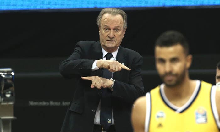 Trainer Aito Garcia Reneses zeigend, gestikulierend Aktion Oberkoerper Oberkörper Basketball BBL Bundesliga Herren Saison 2020 2021 14.03.2021 ALBA Berlin vs. BG Göttingen