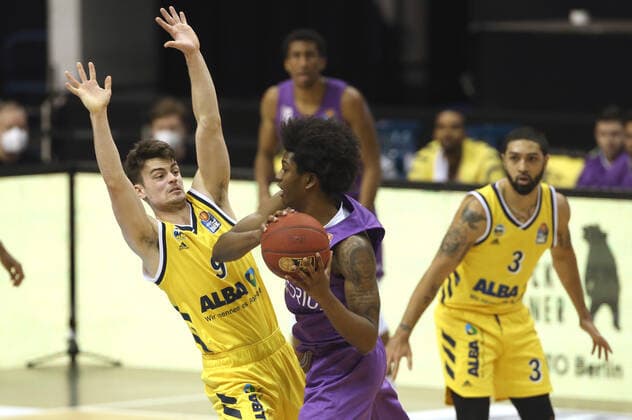 Jonas Mattissek, Deishuan Booker Aktion Spielszene Zweikampf Basketball BBL Bundesliga Herren Saison 2020 2021 14.03.2021 ALBA Berlin vs. BG Göttingen