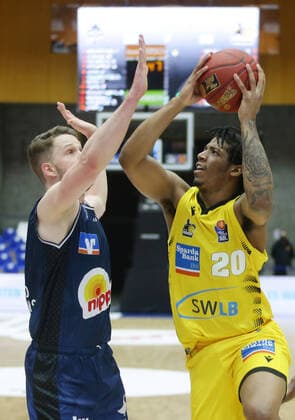 Ludwigsburg , Basketball easyCredit BBL Bundesliga , HAKRO Merlins Crailsheim vs. MHP Riesen Ludwigsburg , von links: Fabian Bleck ( Merlins ) Desi Rodriguez ( Riesen )