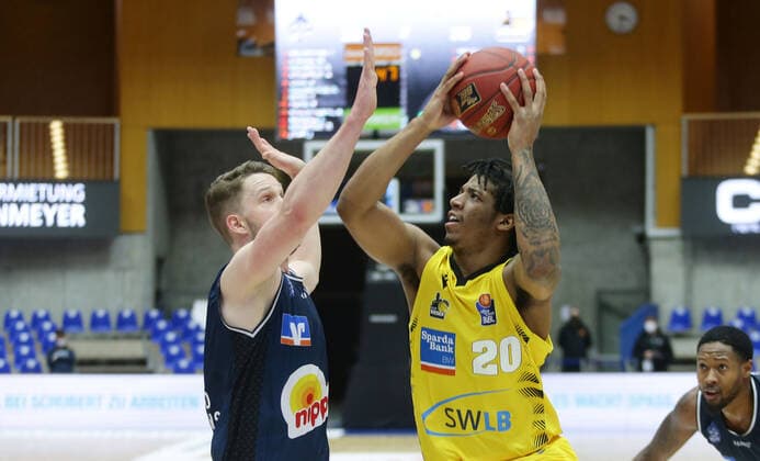 Ludwigsburg , Basketball easyCredit BBL Bundesliga , HAKRO Merlins Crailsheim vs. MHP Riesen Ludwigsburg , von links: Fabian Bleck ( Merlins ) Desi Rodriguez ( Riesen )