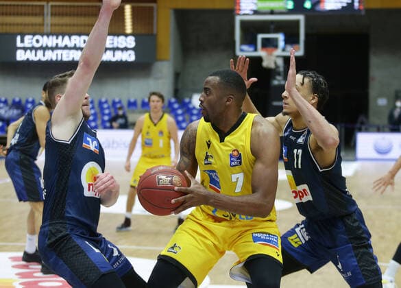 Ludwigsburg , Basketball easyCredit BBL Bundesliga , HAKRO Merlins Crailsheim vs. MHP Riesen Ludwigsburg , von links: Fabian Bleck ( Merlins ) Jamel McLean( Riesen ) Jamuni McNeace ( Merlins )