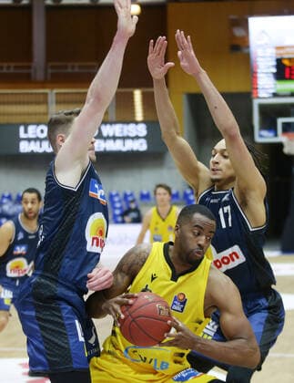 Ludwigsburg , Basketball easyCredit BBL Bundesliga , HAKRO Merlins Crailsheim vs. MHP Riesen Ludwigsburg , von links: Fabian Bleck ( Merlins ) Jamel McLean( Riesen ) Jamuni McNeace ( Merlins ) ,