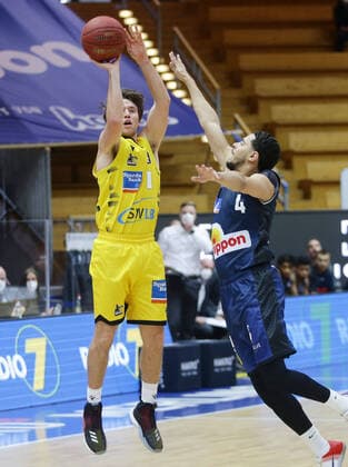 Ludwigsburg , Basketball easyCredit BBL Bundesliga , HAKRO Merlins Crailsheim vs. MHP Riesen Ludwigsburg , von links: Jordan Hulls ( Riesen ) Nimrod Hilliard ( Merlins )