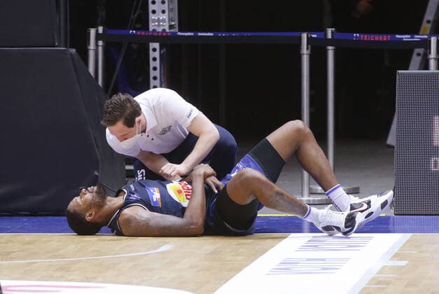 Ludwigsburg , Basketball easyCredit BBL Bundesliga , HAKRO Merlins Crailsheim vs. MHP Riesen Ludwigsburg , Verletzung Haywood Highsmith ( Merlins )