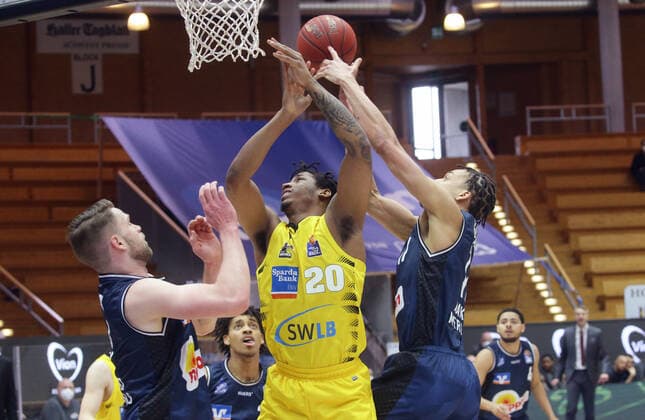 Ludwigsburg , Basketball easyCredit BBL Bundesliga , HAKRO Merlins Crailsheim vs. MHP Riesen Ludwigsburg , von links: Fabian Bleck ( Merlins ) Desi Rodriguez ( Riesen ) Jamuni McNeace ( Merlins )