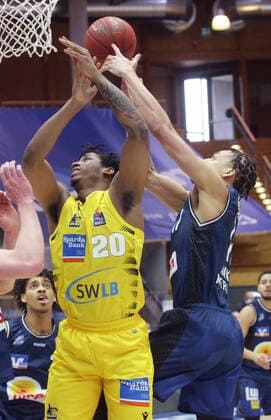 Ludwigsburg , Basketball easyCredit BBL Bundesliga , HAKRO Merlins Crailsheim vs. MHP Riesen Ludwigsburg , von links: Desi Rodriguez ( Riesen ) Jamuni McNeace ( Merlins )