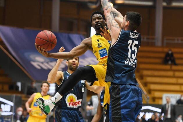 Sport Bilder des Tages Yorman Polas Bartolo (MHP Riesen Ludwigsburg) am Korb gegen Bogdan Radosavljevic (HAKRO Merlins Crailsheim), GER, HAKRO Merlins Crailsheim vs. MHP Riesen Ludwigsburg, 14.03.2021, 23. Spieltag easycredit Basketball Bundesliga, Spielzeit 2020 2021. GER, HAKRO Merlins Crailsheim vs. MHP Riesen Ludwigsburg, 14.03.2021, 23. Spieltag easycredit Basketball Bundesliga, Spielzeit 2020 2021 Crailsheim Copyright: xEibnerxPressefoto MichaelxMemmlerx EP_MMR